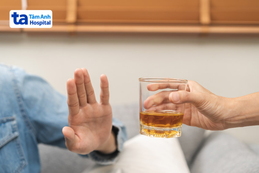 Người viêm khớp háng nên tránh xa đồ uống có cồn