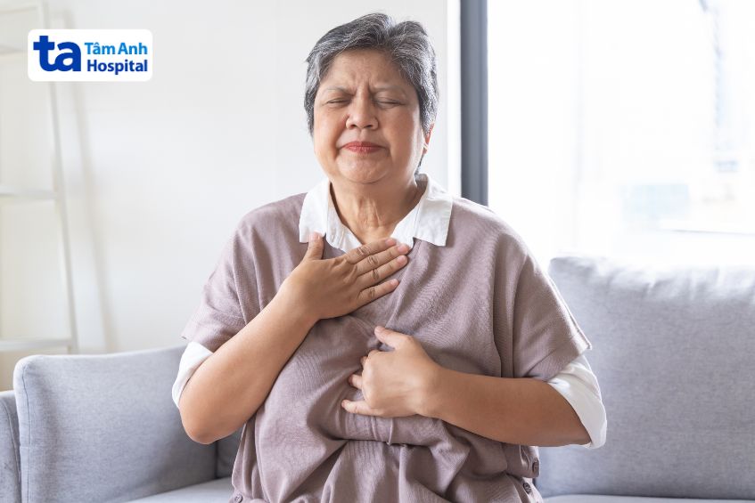 Nguyên nhân vì vị trí thực quản cũng gần với tim, dẫn đến người bệnh thường nhầm lẫn vị trí gây đau ngực.