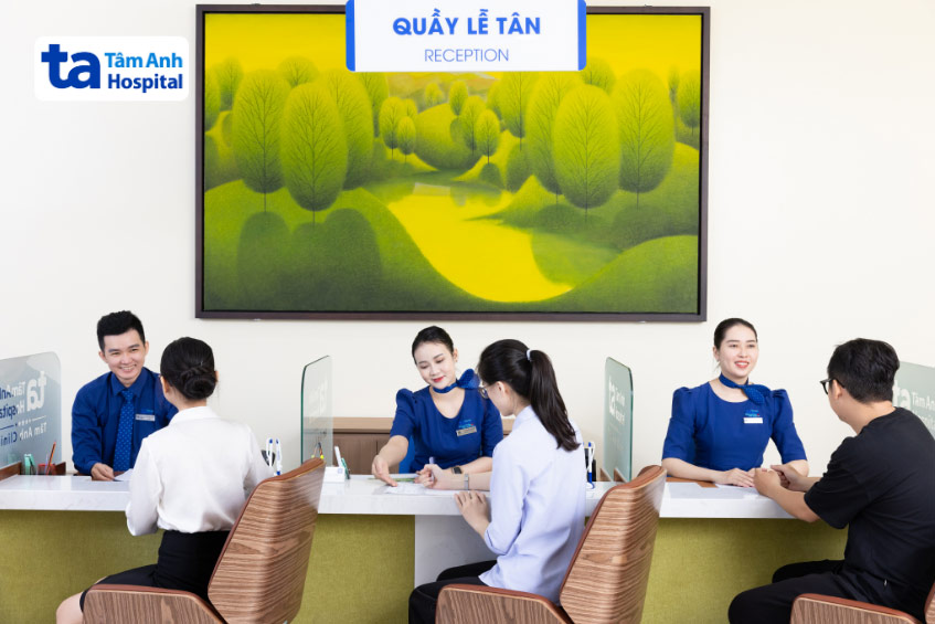 Nhân viên chăm sóc khách hàng tại Bệnh viện Đa khoa Tâm Anh luôn tận tâm, nhiệt tình hỗ trợ khách hàng