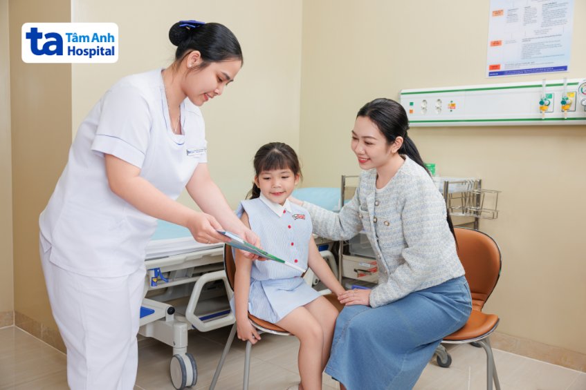 Nhân viên y tế hỗ trợ tận tình trong suốt quá trình khám sức khỏe cho học sinh