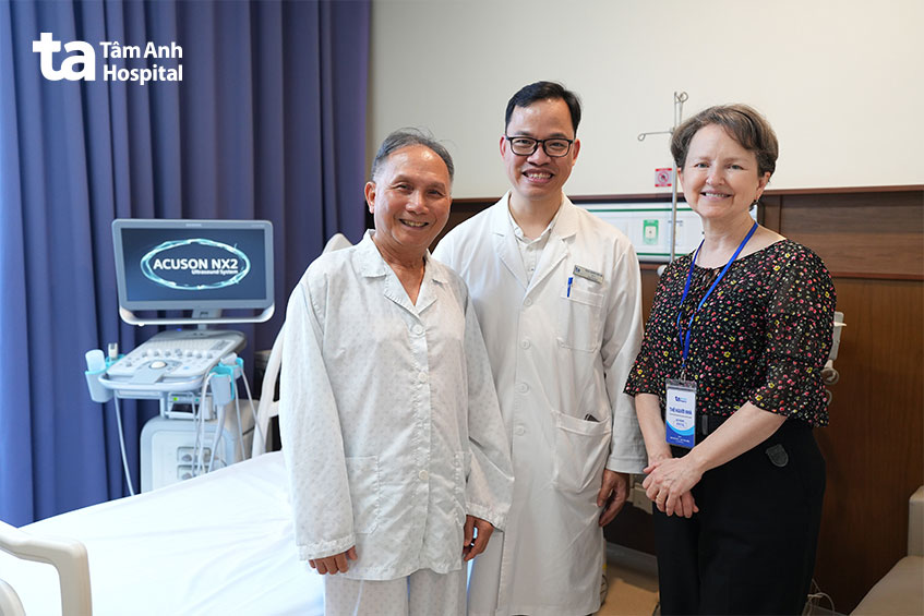 Ông Sơn (ngoài cùng bên trái) cùng vợ gửi lời cảm ơn chân thành tới các bác sĩ BVĐK Tâm Anh đã tận tình điều trị