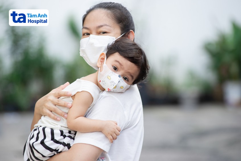 phụ huynh cần cho trẻ đeo khẩu trang khi ra ngoài