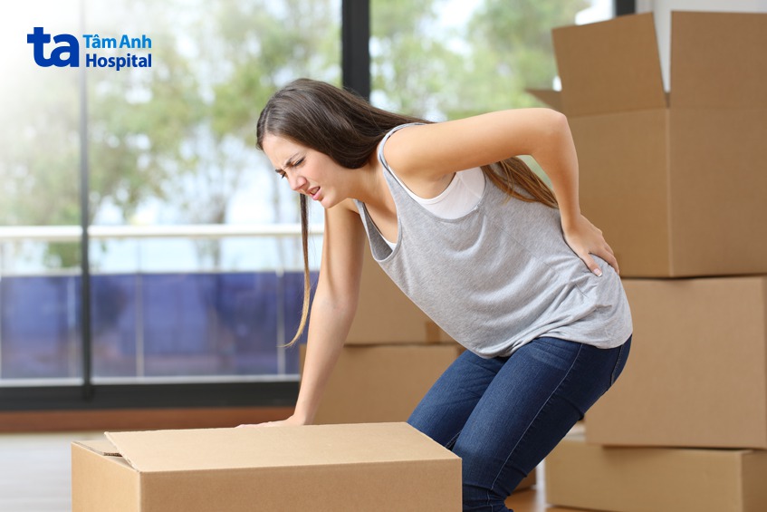 phụ nữ sau sinh không nên mang vác đồ nặng