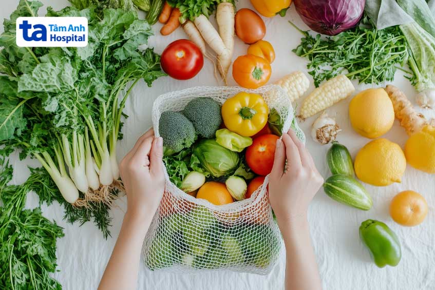 Rau xanh, trái cây tốt cho xương khớp