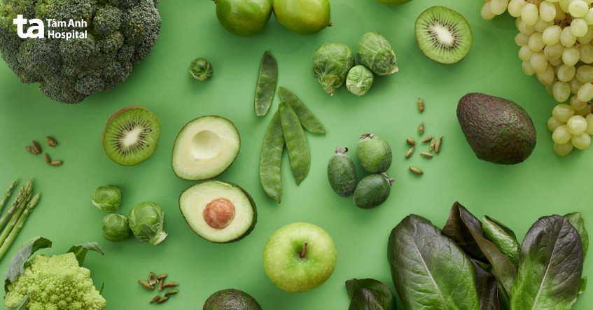 rau xanh và trái cây đóng vai trò hỗ trợ