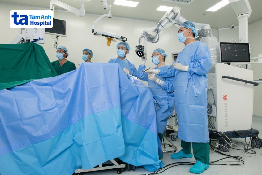 robot ai mổ não tại bệnh viện tâm anh