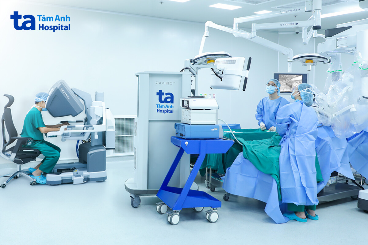 robot da vinci đời xi được ứng dụng trong điều trị các bệnh lý lồng ngực, mạch máu
