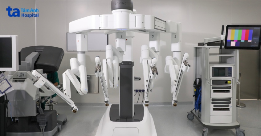 robot da vinci xi với 4 cánh tay