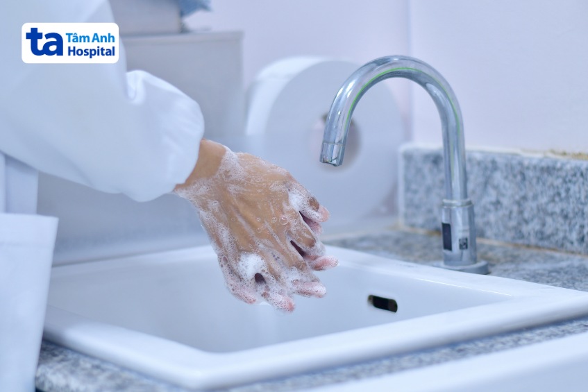rửa tay thường xuyên bằng xà phòng và nước sạch