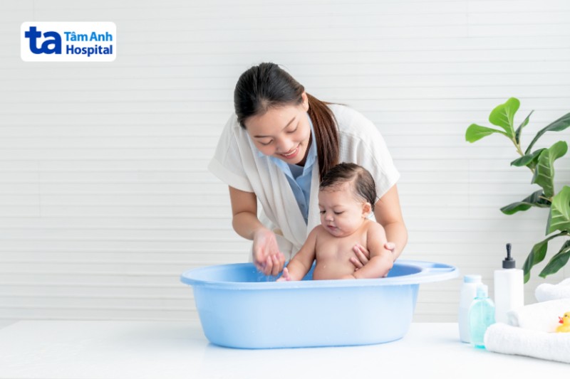 tắm cho trẻ bằng nước ấm
