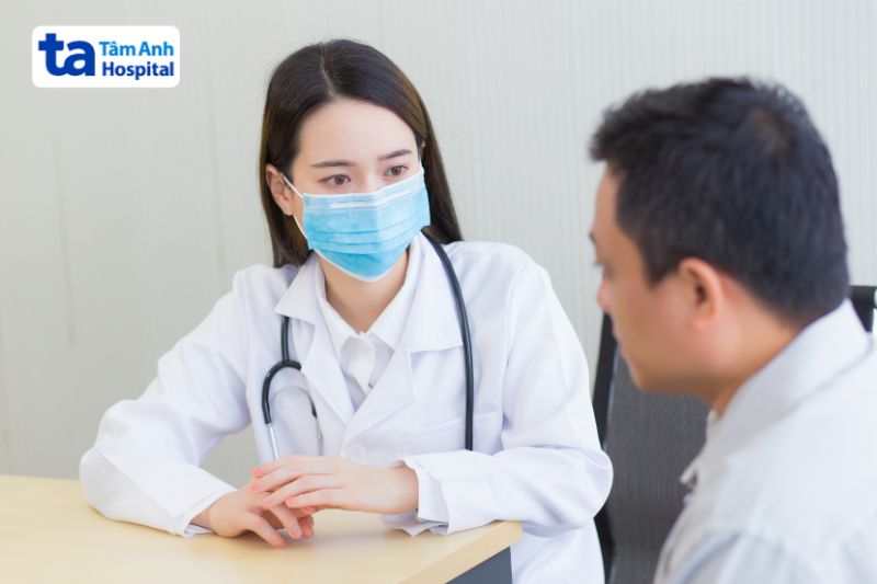 bác sĩ chẩn đoán sốt phát ban ở người lớn