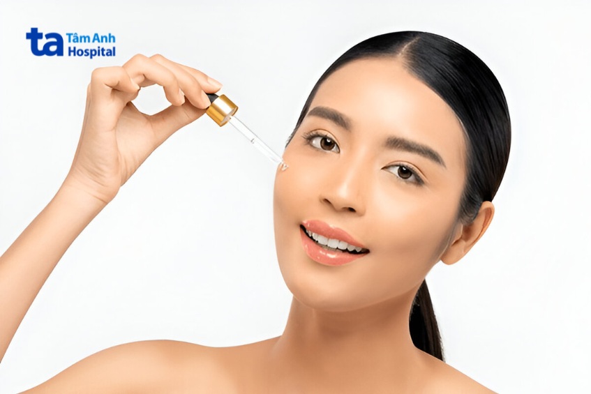 sử dụng dầu khoáng giúp dưỡng ẩm và làm dịu da