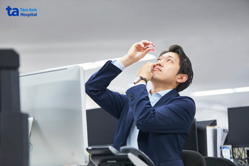 sử dụng nước mắt nhân tạo giảm kích ứng