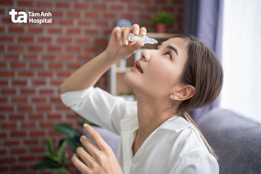 sử dụng thuốc nhỏ mắt khi viêm mắt dị ứng