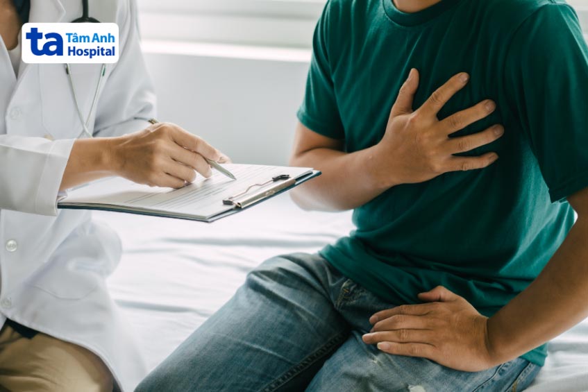 Thăm khám bác sĩ khi bị đau cổ vai gáy khó thở