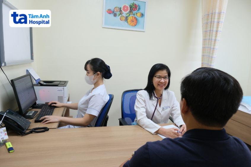 ThS.BS Huỳnh Thanh Kiều, Trưởng khoa Nội Tim mạch thăm khám cho người bệnh tại BVĐK Tâm Anh TP.HCM