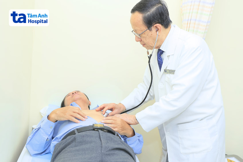 Chuyên gia Trung tâm Tim mạch, BVĐK Tâm Anh thăm khám, tư vấn cho người bệnh những triệu chứng phổ biến của rối loạn thần kinh tim