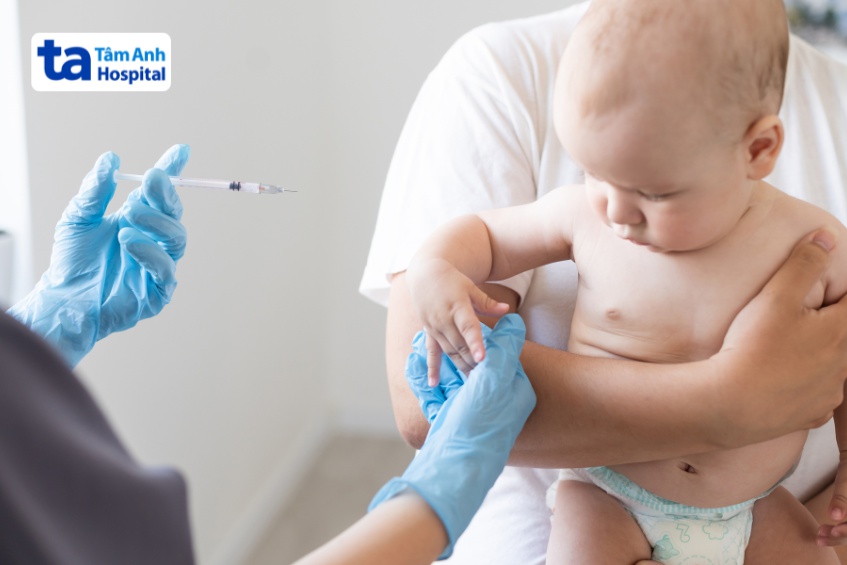 tiêm vaccine cho trẻ