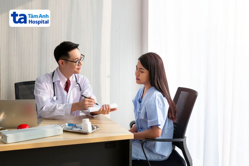 trao đổi thăm khám sớm với bác sĩ