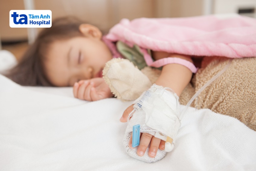 trẻ bị tay chân miệng cấp độ 4 cần được nhập viện điều trị