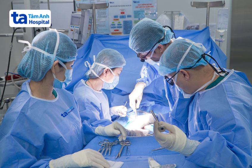 trẻ bị viêm phúc mạc ruột thừa cần được phẫu thuật cắt bỏ