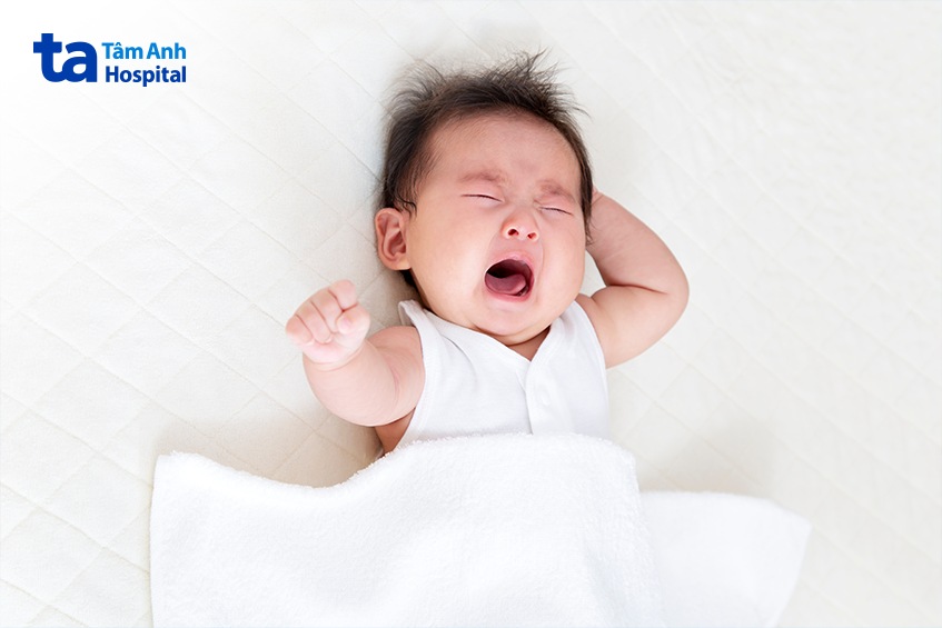 trẻ có biểu hiện phản xạ kém, quấy khóc liên tục