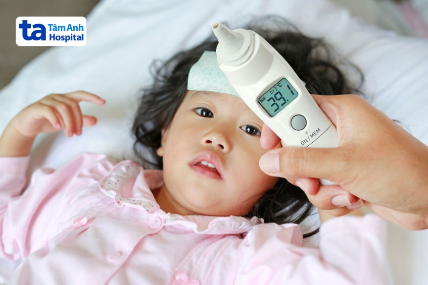trẻ đang bị sốt cao