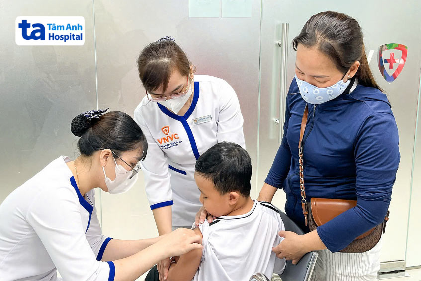 trẻ không tiêm nhắc lại mũi phế cầu có sao không