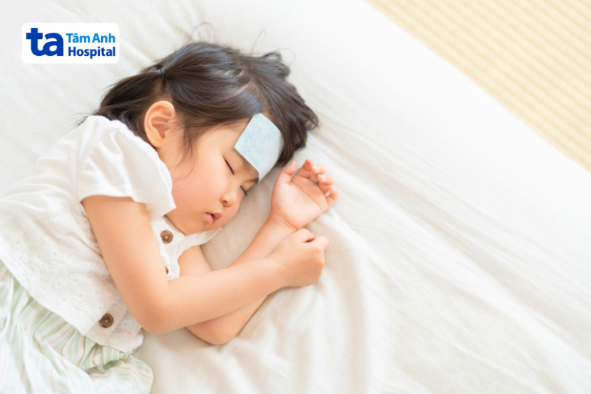 trẻ nghỉ ngơi sau tiêm vắc xin phế cầu