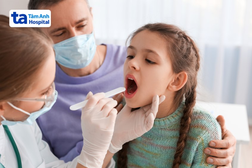 trẻ thường bị đau họng ở giai đoạn khởi phát bệnh tay chân miệng