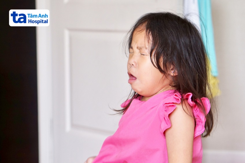 trẻ tiêm phế cầu về bị ho thường do tác nhân bệnh lý