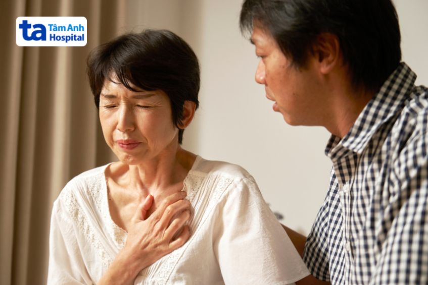 Bệnh nhân có bất thường nặng về van tim thường có triệu chứng đau ngực, khó thở nghiêm trọng