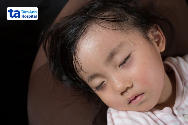 trẻ có dấu hiệu sốt cao vã mồ hôi