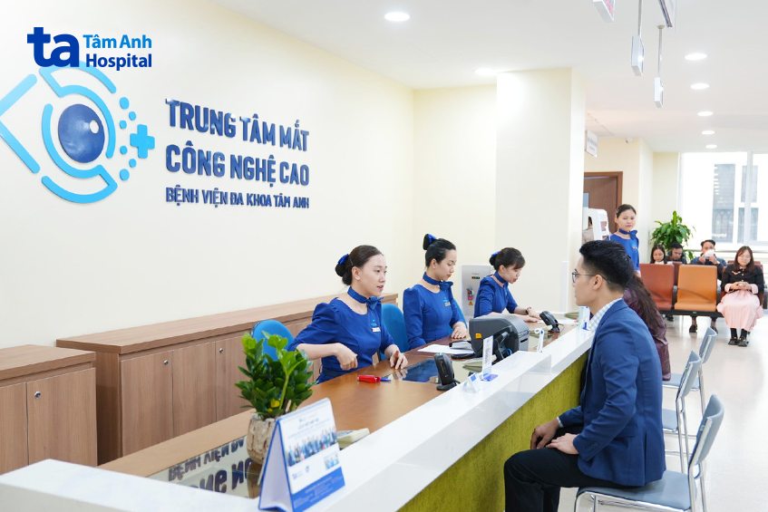trung tâm mắt chẩn đoán tật khúc xạ viễn thị