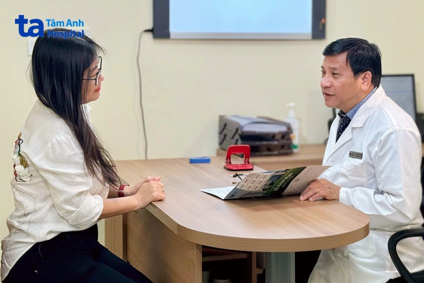 tư vấn cho khách hàng về bệnh bướu cổ