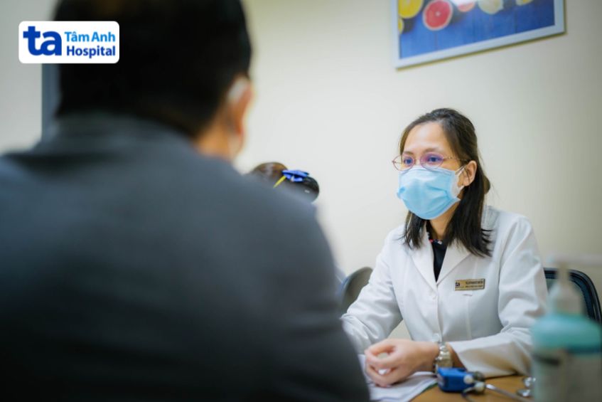 ThS.BS Phạm Đỗ Anh Thư, Trưởng đơn vị Bệnh Van tim, Trung tâm Tim mạch, Bệnh viện Đa khoa Tâm Anh TP.HCM tư vấn cho người bệnh trước phẫu thuật thay van tim