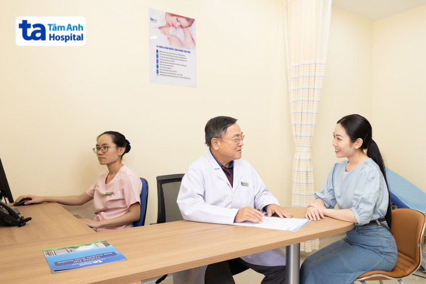 Bác sĩ Sản Phụ khoa đang tư vấn sức khỏe cho bệnh nhân 