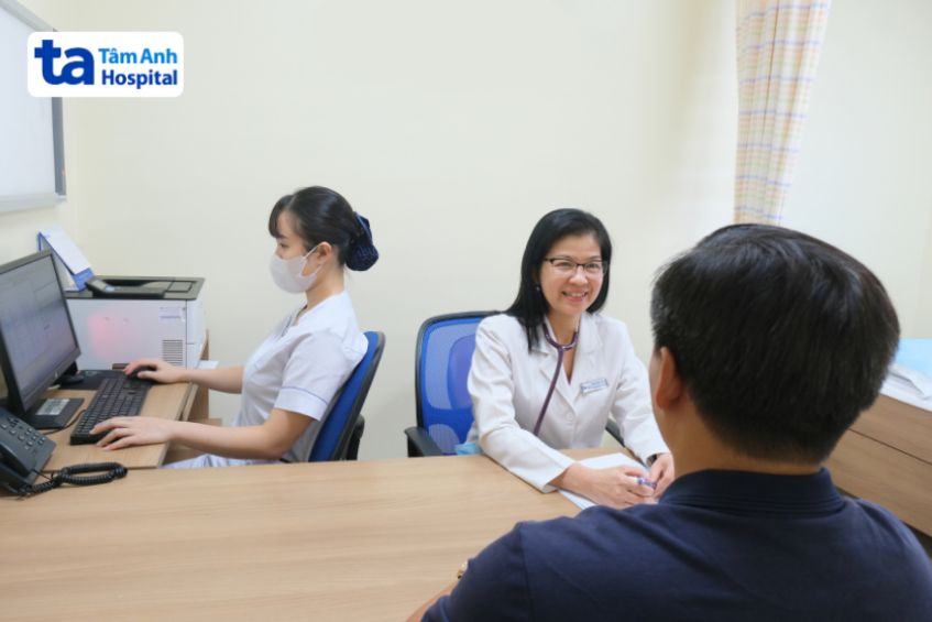 ThS.BS.CKII Huỳnh Thanh Kiều tư vấn những nguyên nhân cholesterol tăng cao trong máu cho người bệnh tại Trung tâm Tim mạch, BVĐK Tâm Anh TP.HCM.