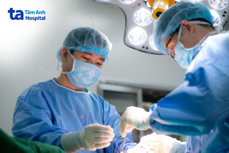 bác sĩ Tuấn BVĐK Tâm Anh đang phẫu thuật 