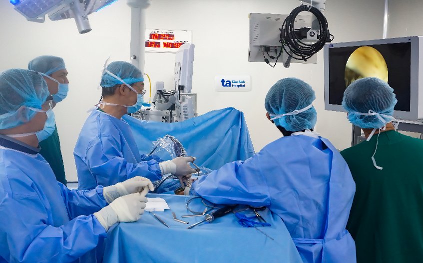 ube phẫu thuật điều trị bệnh cột sống