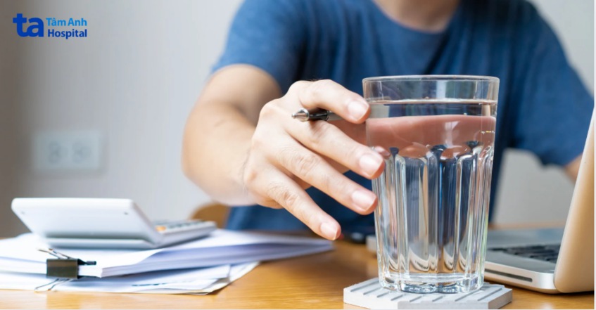 uống đủ nước cũng đóng vai trò quan trọng