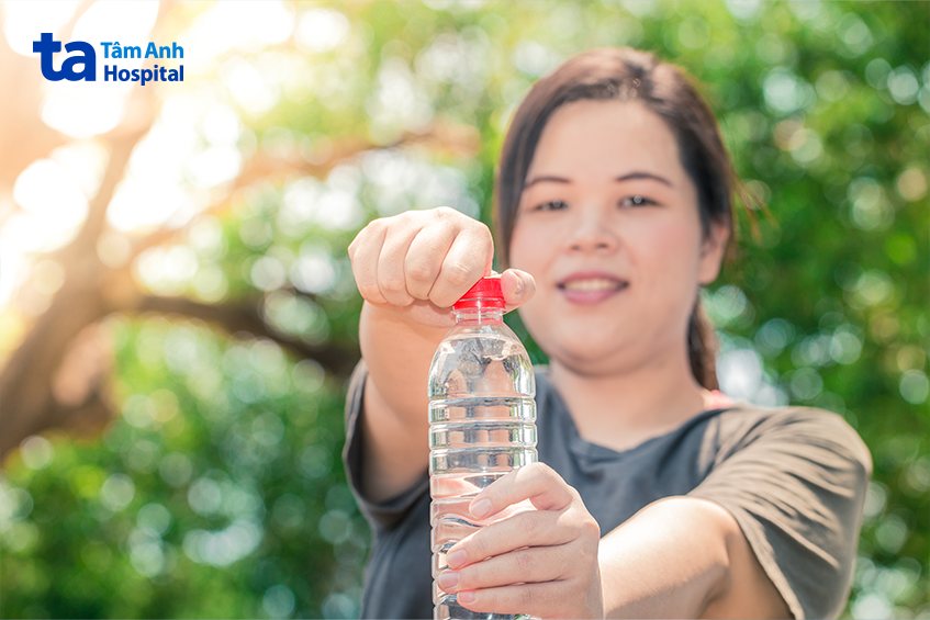 uống đủ nước là cần thiết trong chế độ ăn