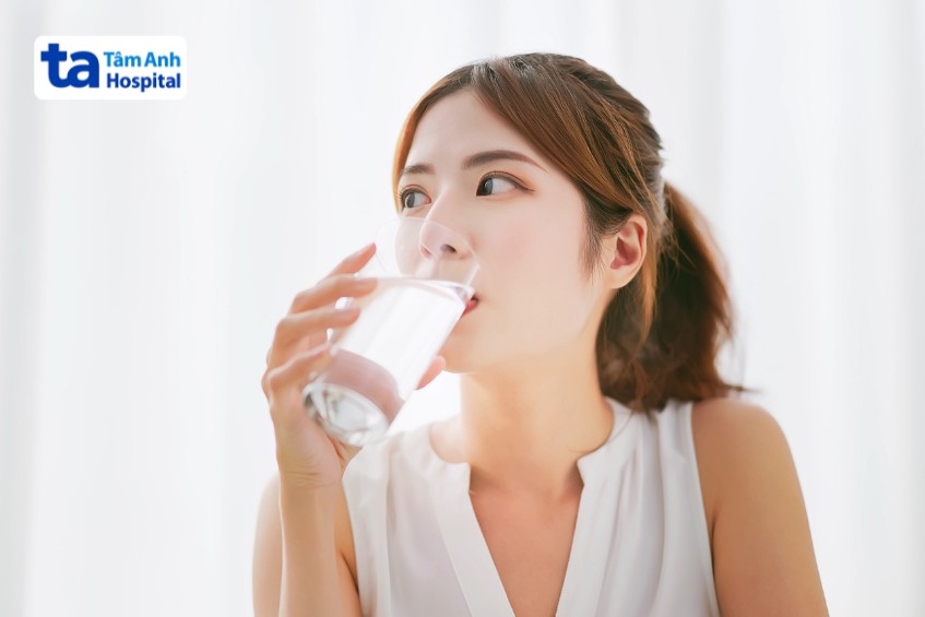 uống đủ nước trước khi khám