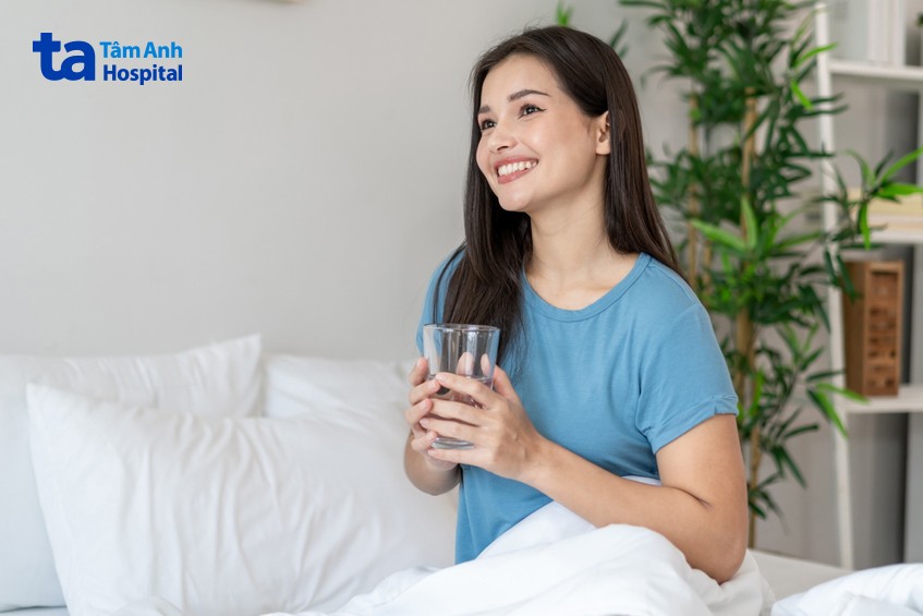 uống nước trước bữa ăn làm đầy dạ dày