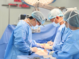 Vi phẫu thuật giãn tĩnh mạch thừng tinh giúp cải thiện chức năng tinh hoàn và khả năng sinh sản nam
