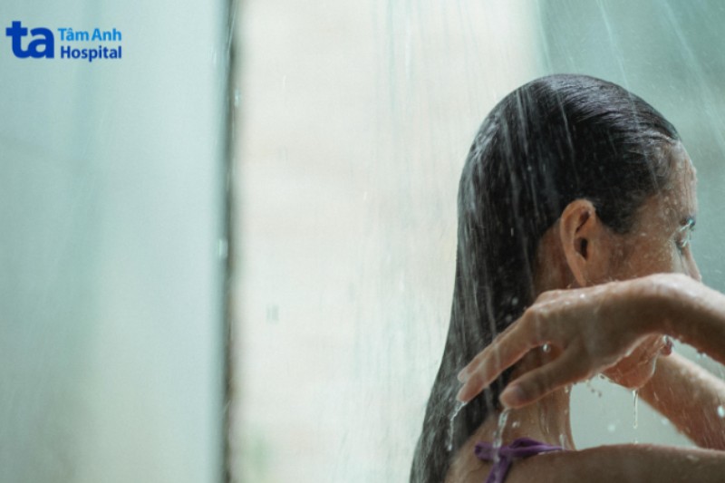 chú ý gội đầu khi bị viêm da tiết bã trên đầu