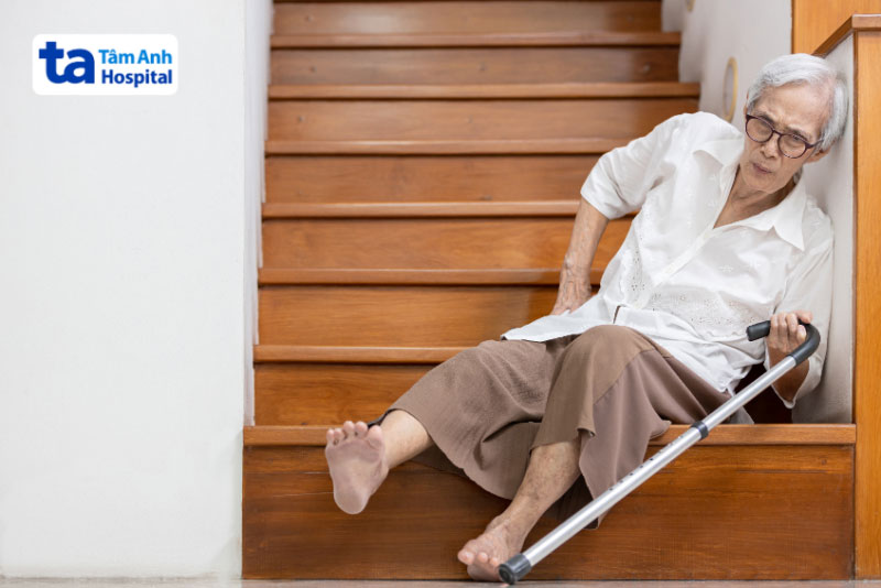 Viêm khớp háng nên dùng dụng cụ khi di chuyển