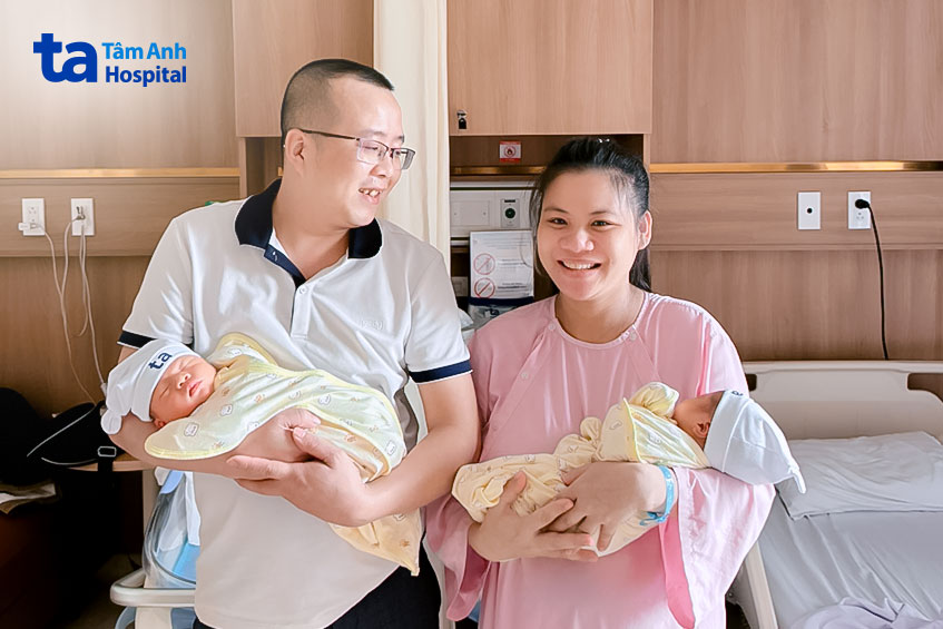 Vợ chồng chị Hà bên hai con trước giờ xuất viện