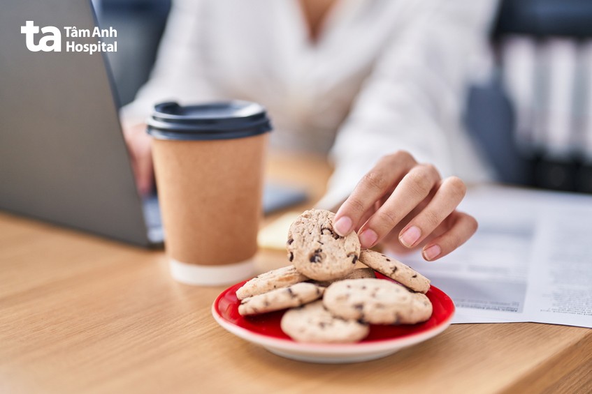 vừa ăn vừa làm có thể khiến ăn nhiều hơn