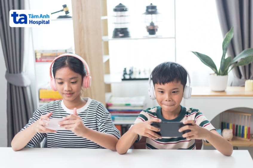 ba mẹ nên hạn chế cho trẻ sử dụng thiết bị điện tử